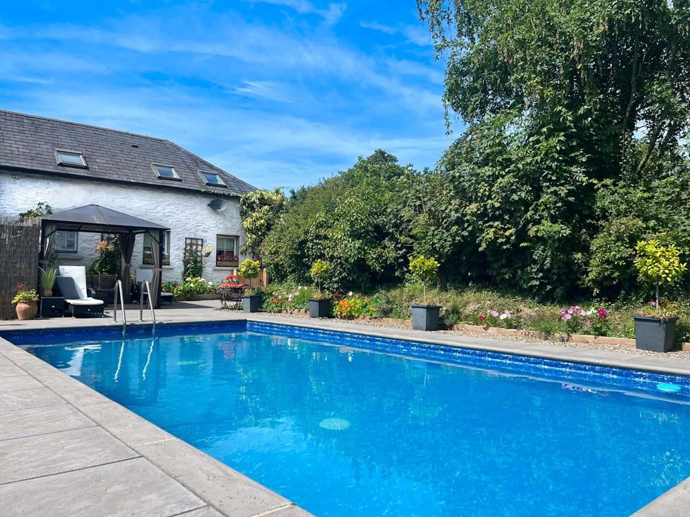 [2526] Luxurious Party Barn with Outdoor Pool & Hot Tub in West Wales ...